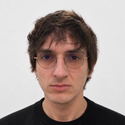 Portrait of Fernando Silveira wearing glasses
